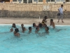 Bagno nella piscina del villaggio turistico
